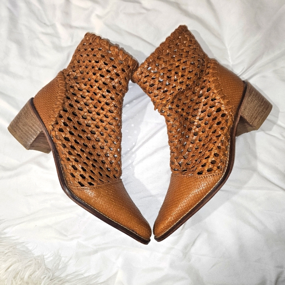Sz 37EU (7US)Free People Leather Cage Boots